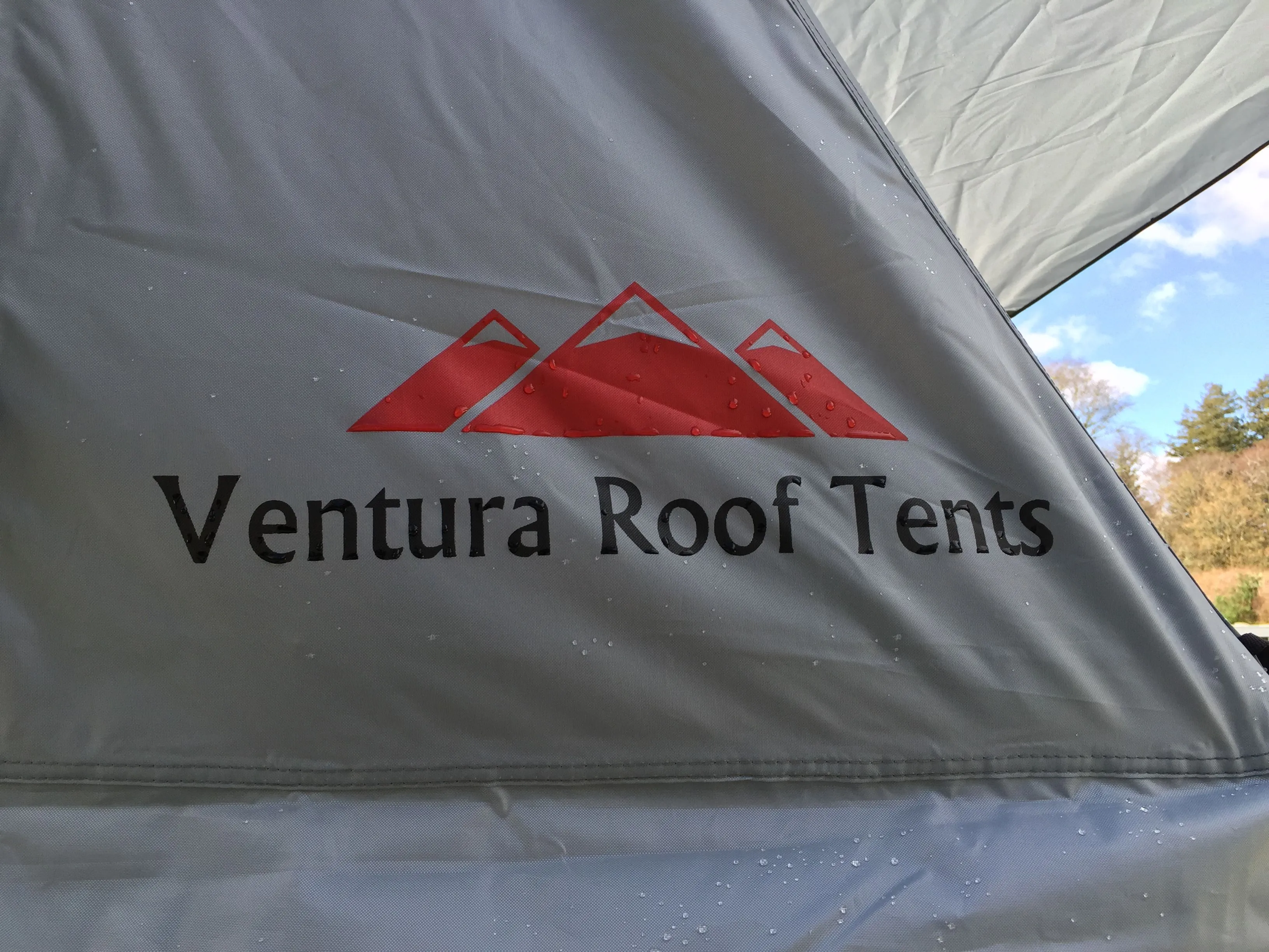 Ventura Deluxe 1.4 Roof Top Tent   Extra Mattress   LED Lighting